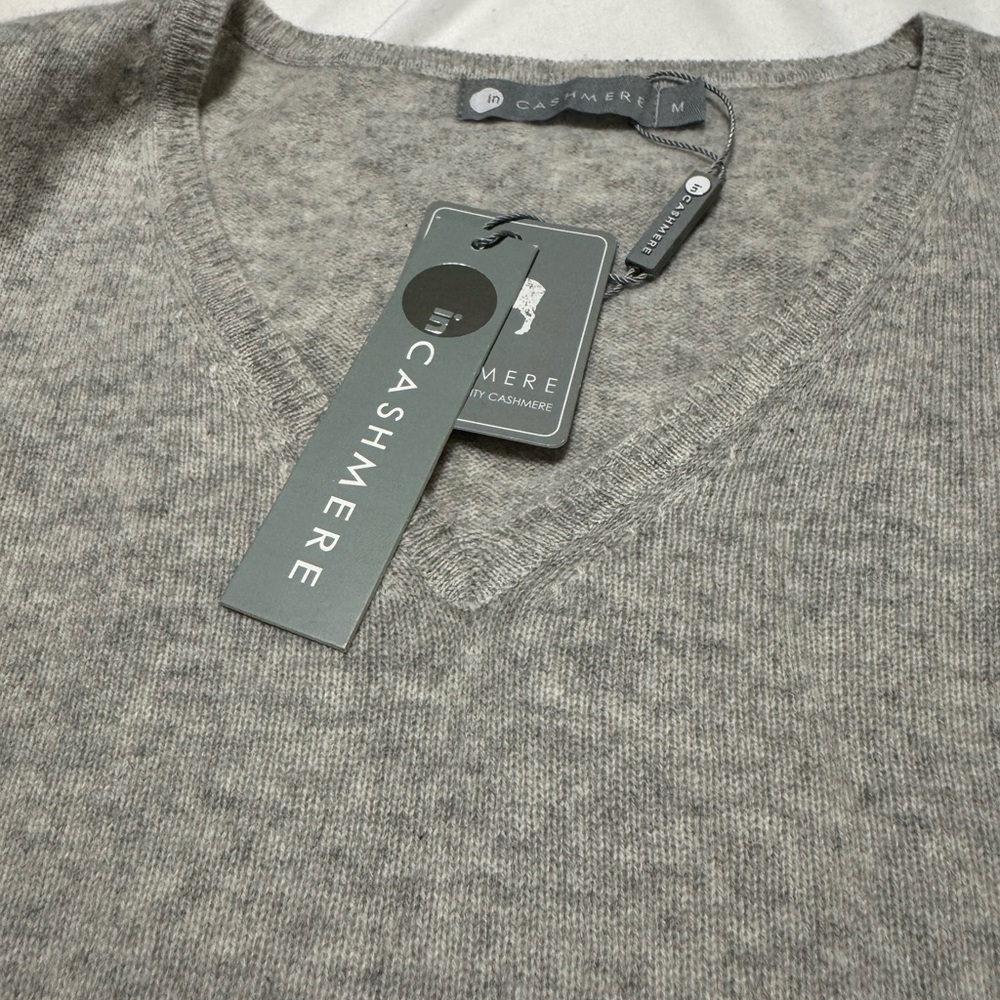 NWT IN Cashmere V-Neck Sweater in Gray